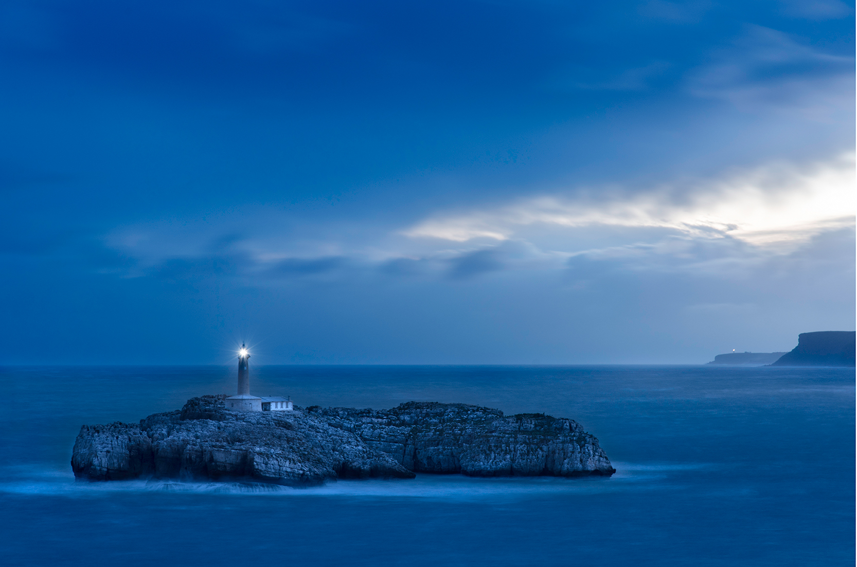 Azul faro isla de Mouro